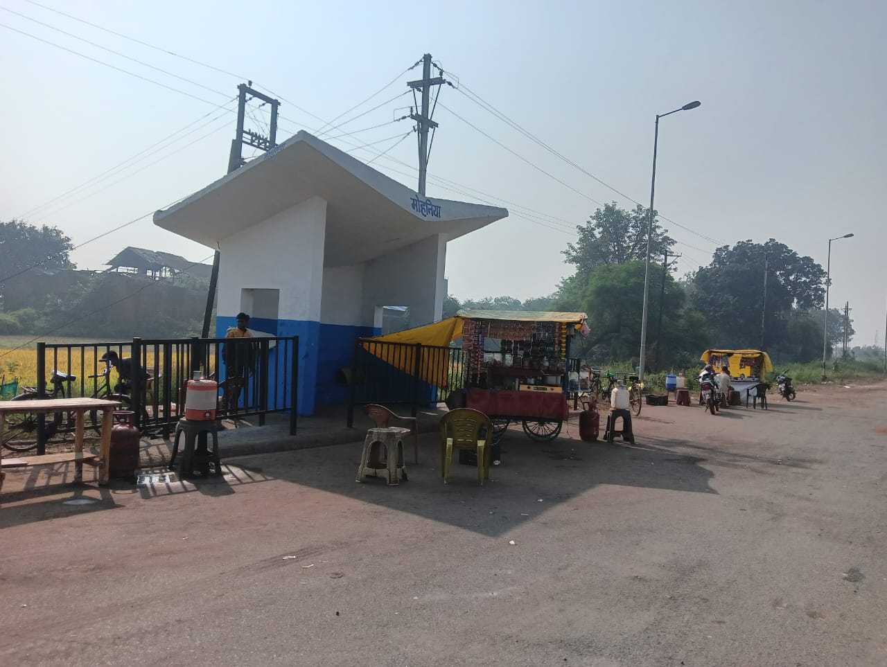 अतिक्रमण की गिरफ्त में एन.एच. 30 के यात्री प्रतीक्षालय अधिकारी नहीं दे रहे ध्यान मिलीभगत का अंदेशा
