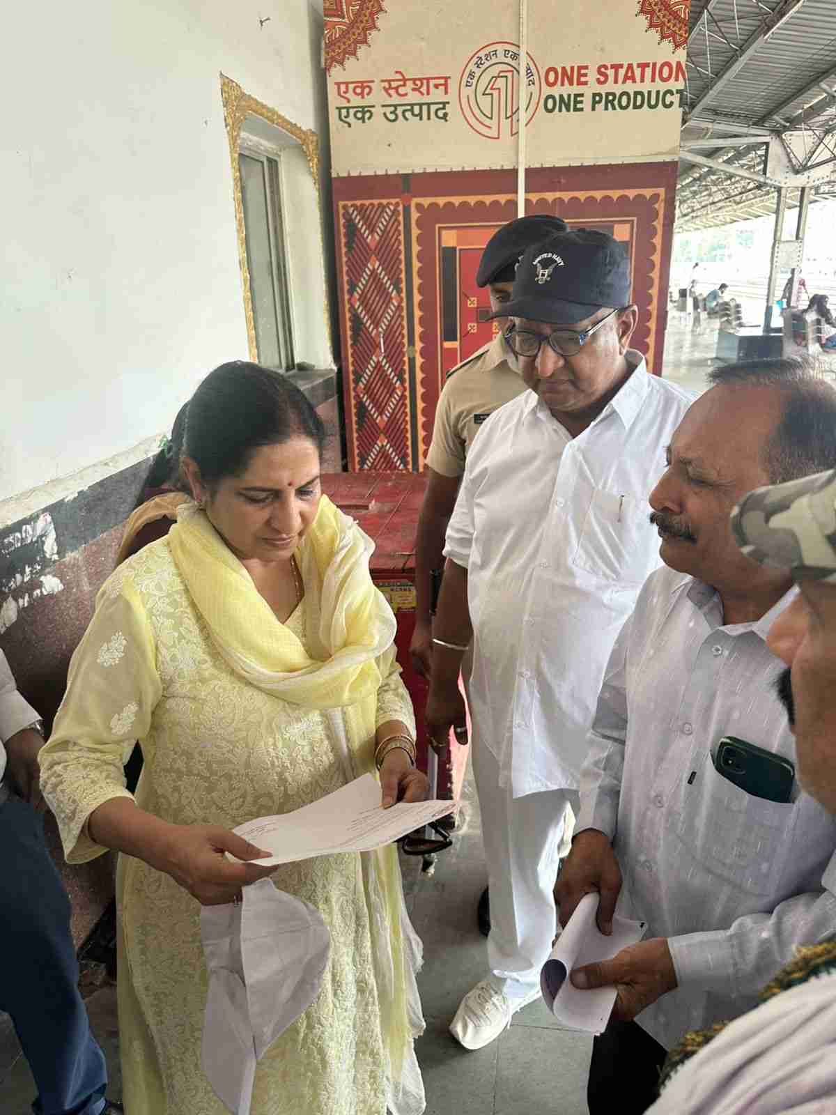सिहोरा रेलवे स्टेशन पर ट्रेनों के स्टॉपेज की मांग को लेकर लक्ष्य जिला सिहोरा समिति ने ज्ञापन सौंपा