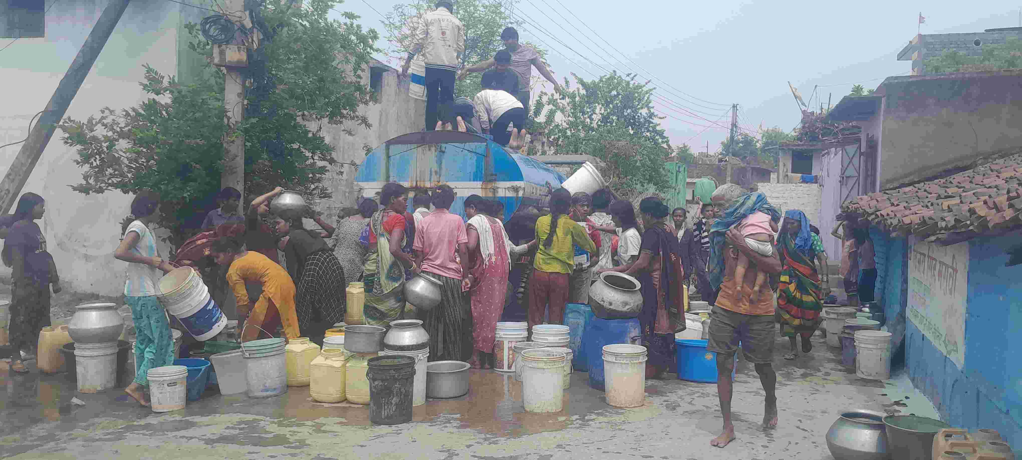 सिरगिट्टी में गहराया जल संकट: पानी के टैंकर देखते ही टूट पड़ती हैं महिलाएं, सूखे हैंडपंप बढ़ा रहे परेशानी