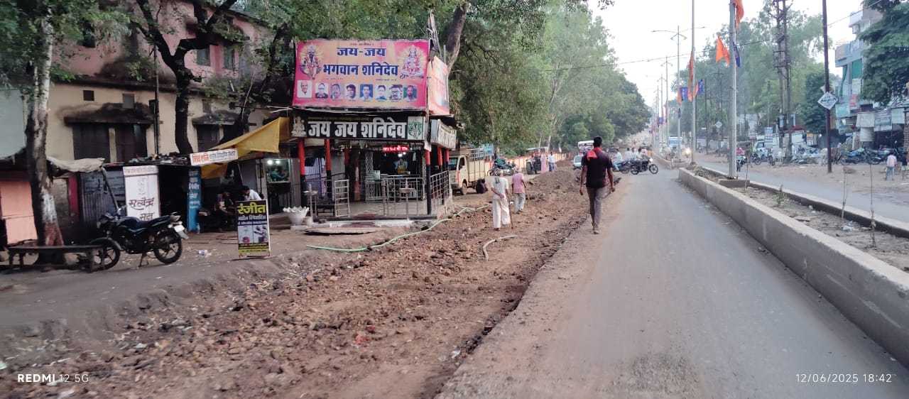लोगों के लिए मुसीबत बनी आधी अधूरी सीसी रोड