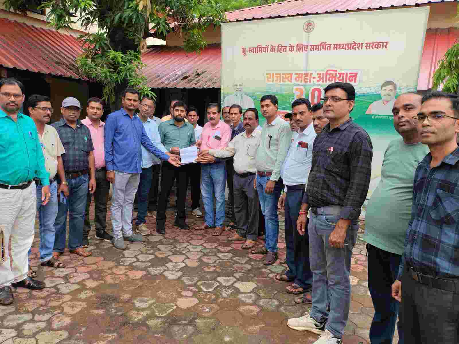 शिक्षकों के ई-अटेंडेंस के विरोध में मुख्यमंत्री को ज्ञापन सौंपा