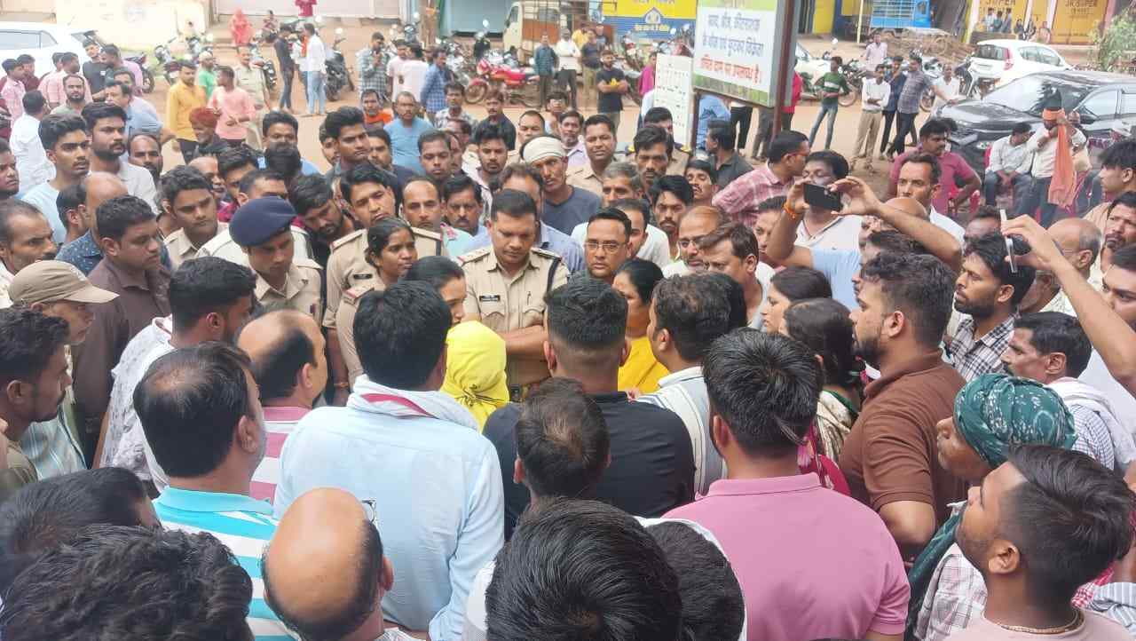 पड़ोसी युवक की प्रताड़ना के चलते युवती ने फंदे पर लटककर दी जान 