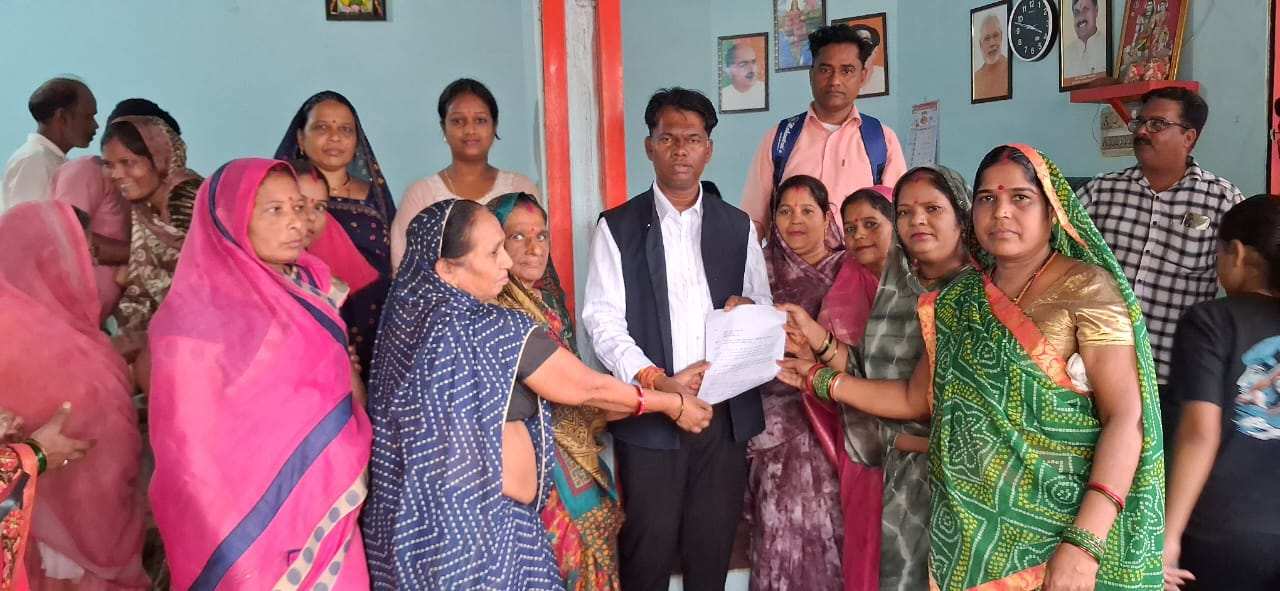 गायत्री मंदिर का किया जीर्णोद्धार, प्रज्ञा महिला मंडल की सदस्यों ने सौपा ज्ञापन