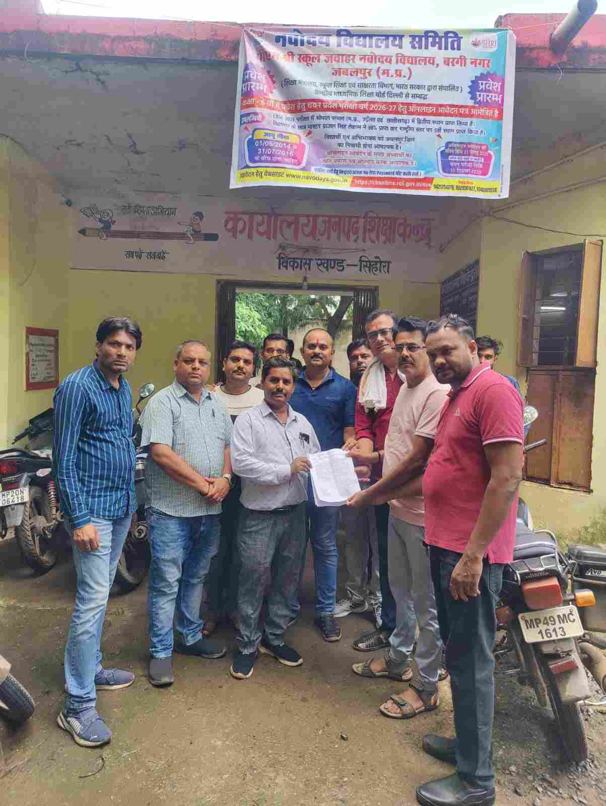 क्षमता से कई गुना अधिक बच्चों को बैठाया जा रहा बसों में, बस्ते का वजन जस का तस