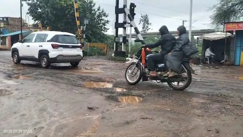 फाटक के पास जानलेवा गड्ढे बने मुसीबत, गिर रहे राहगीर    जिम्मेदार  अधिकारी नहीं दे रहे  है ध्यान