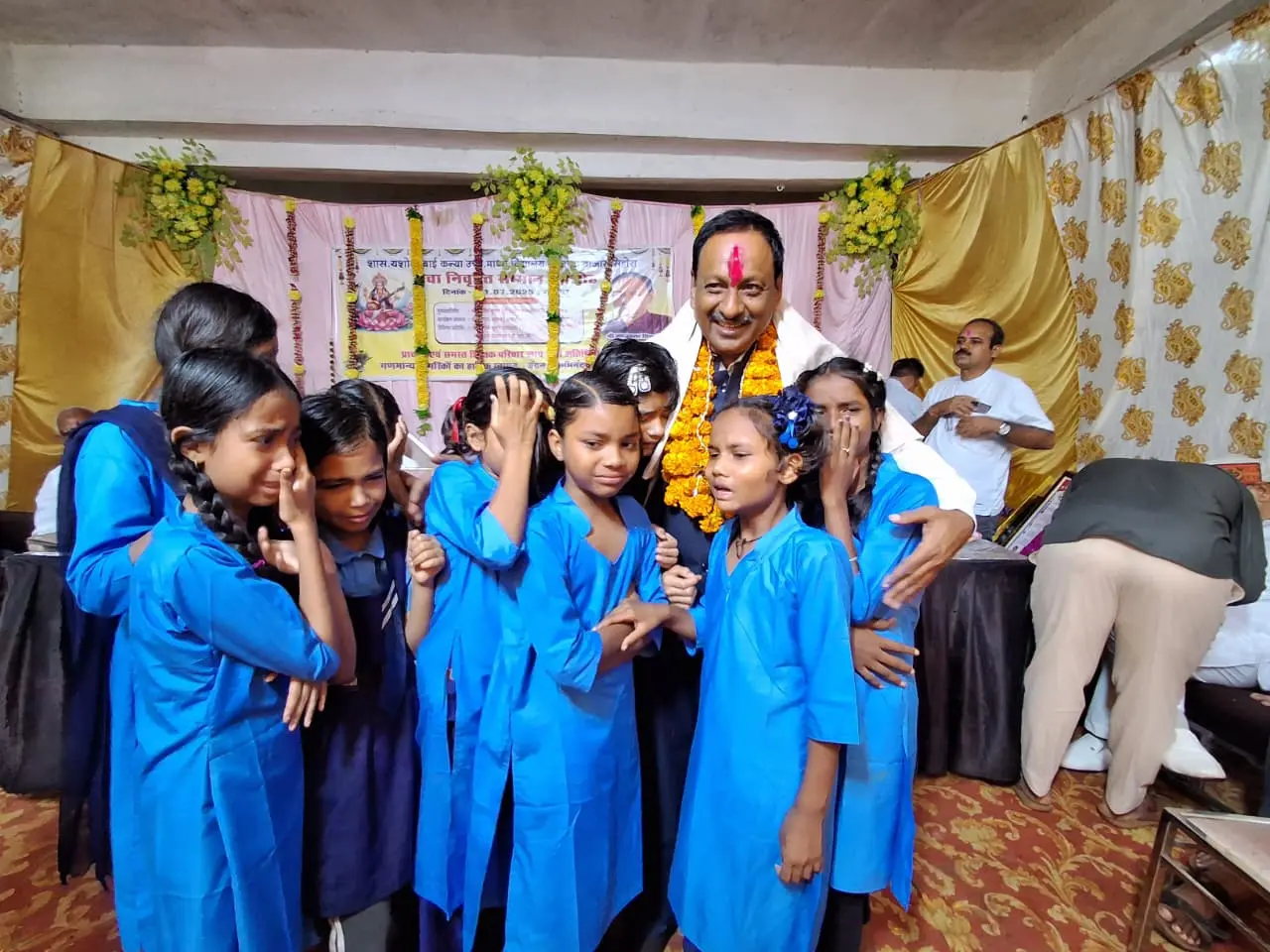 विदाई समारोह में मंच पर रो पड़े बच्चियां   शासकीय शिक्षक की भावभीनी विदाई: बच्चियों की आँखों में आँसू