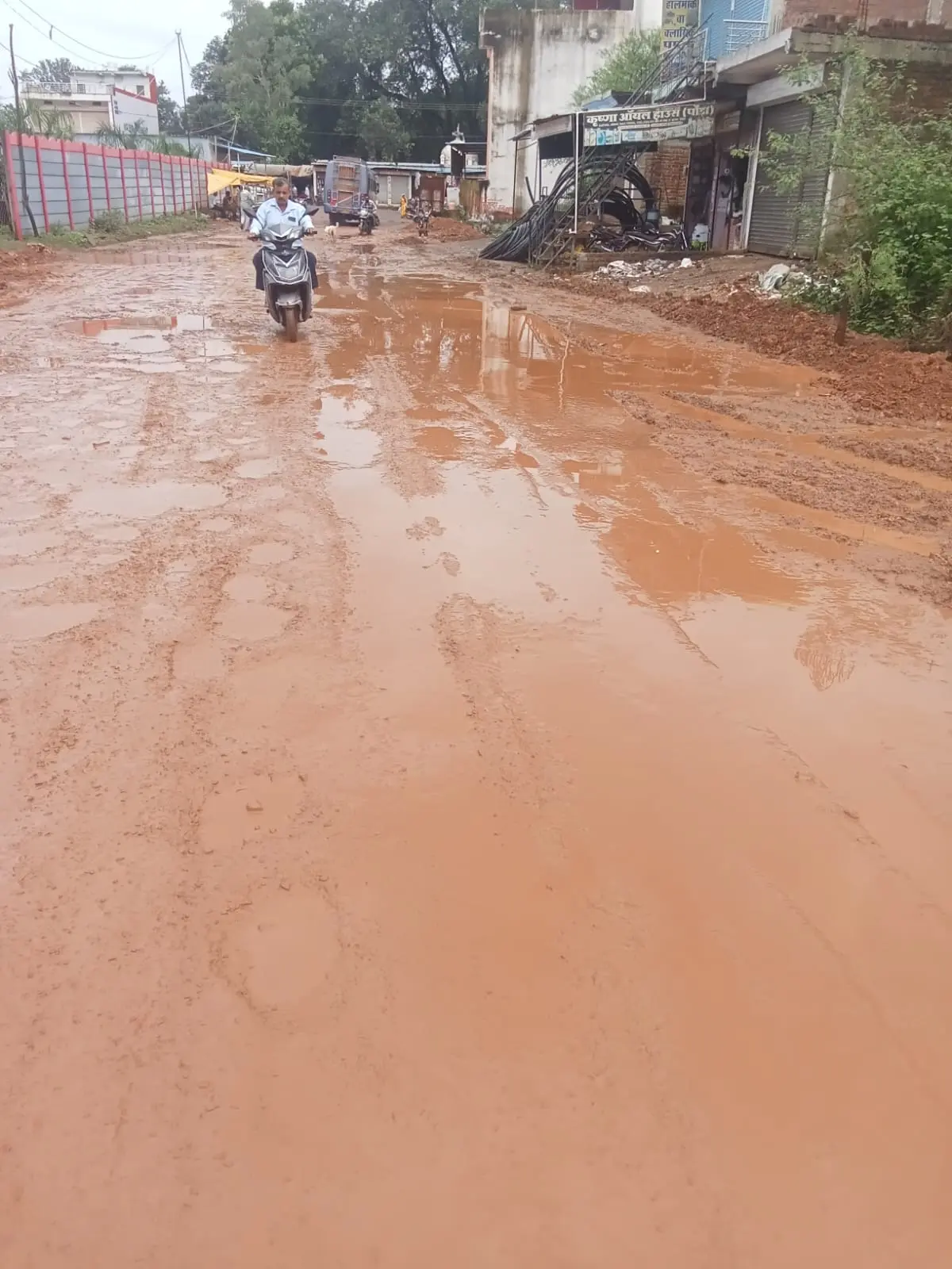 आधी-अधूरी रोड के निर्माण से ग्रामीण परेशान  पोंडा से बचैया रोड का मामला : 