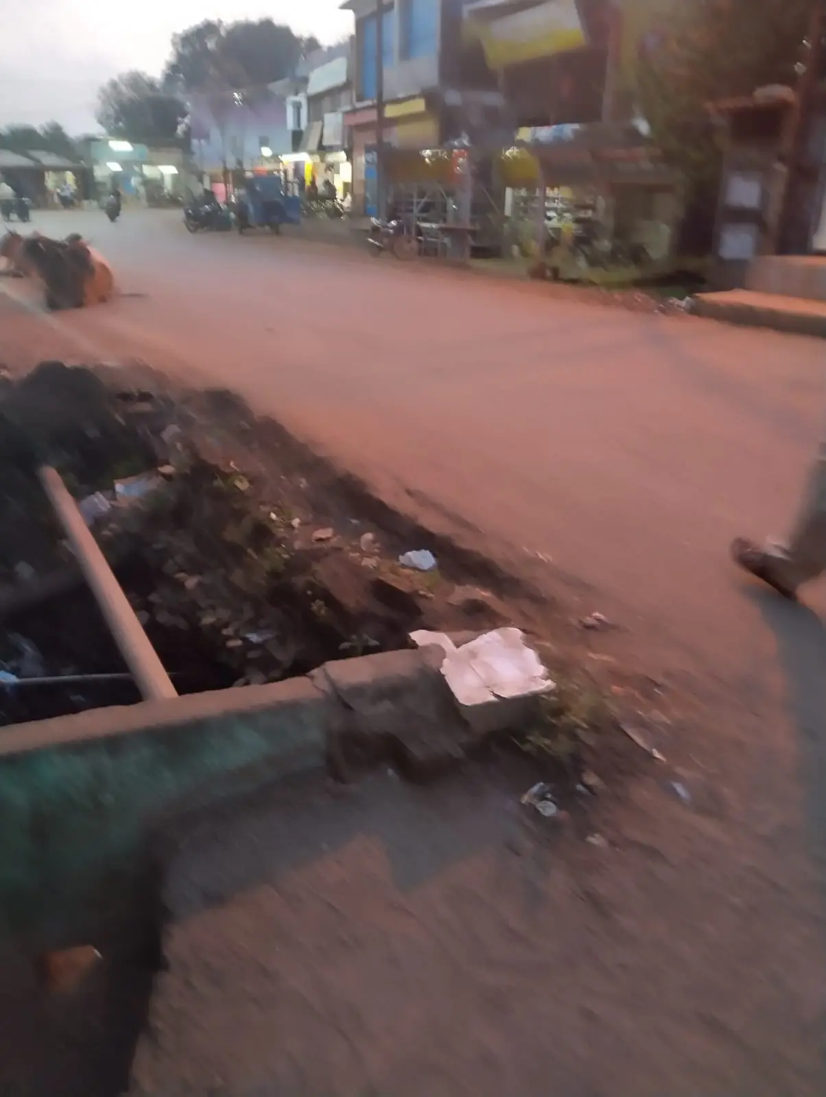 पीएचसी के पास पुलिया खोदी, लग रहा रोज जाम  खितौला बस स्टैंड का मामला