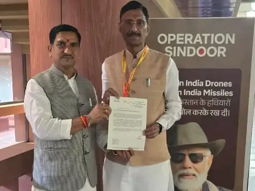 बिलासपुर एयरपोर्ट विस्तार...केंद्रीय राज्यमंत्री ने रक्षा राज्यमंत्री से की मुलाकात:तोखन साहू ने 290 एकड़ भूमि मुआवजे पर की चर्चा,​​​​​​ बोले- संवाद-सहयोग से होगा समाधान