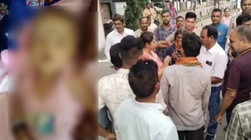 आंगनबाड़ी केंद्र में एक साथ चार टीके लगाने से ढाई महीने की मासूम की मौत, परिजनों ने किया जमकर हंगामा 