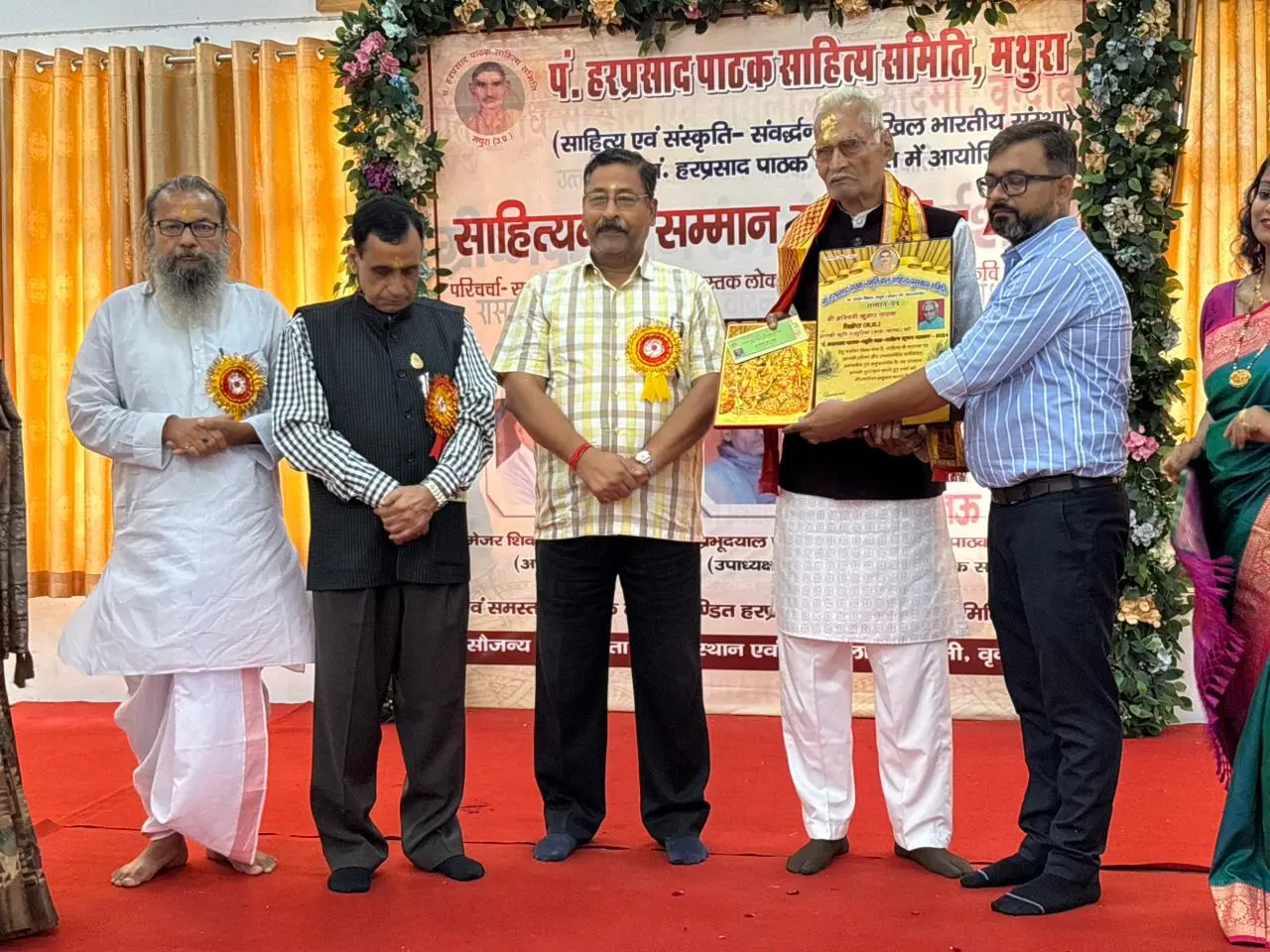 अश्वनी कुमार पाठक को वृंदावन में बाल साहित्य भूषण सम्मान 