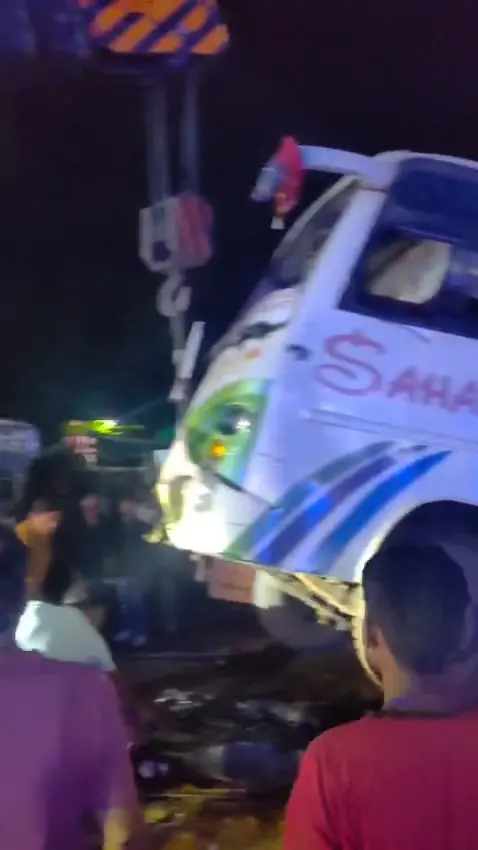बेलगाम बस ने श्रद्धालुओं को मारी टक्कर    एमपी 49 पी 0261 नंबर की बस ने ली एक जान, 14 घायल