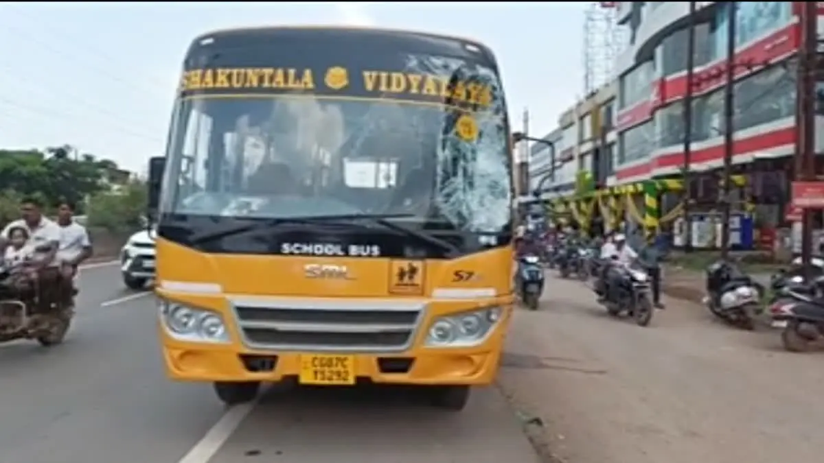 Durg Accident Breaking : तेज रफ्तार ट्रक ने स्कूल बस को मारी टक्कर, ड्राइवर सहित कई बच्चे घायल 