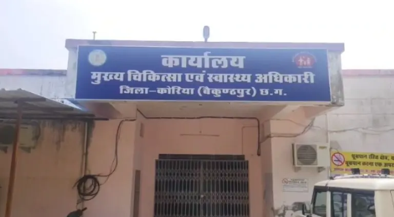 CG NEWS : बड़ेसाल्ही गांव में स्वास्थ्य सेवाएं बदहाल, फार्मासिस्ट पर अस्पताल परिसर में शराब पीने के आरोप, ग्रामीणों ने दी ताला बंदी की चेतावनी