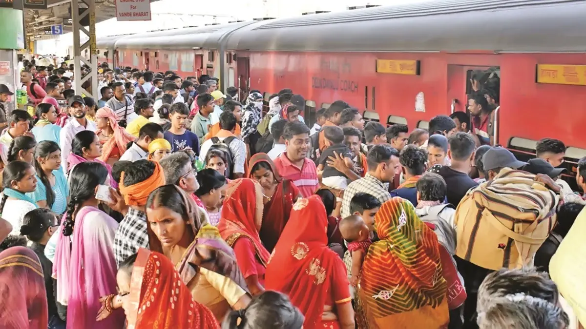 CG NEWS : रेलवे ने जारी की एडवाइजरी : कीमती सामान खुद संभालें, अनजान लोगों से ज्यादा बात न करें