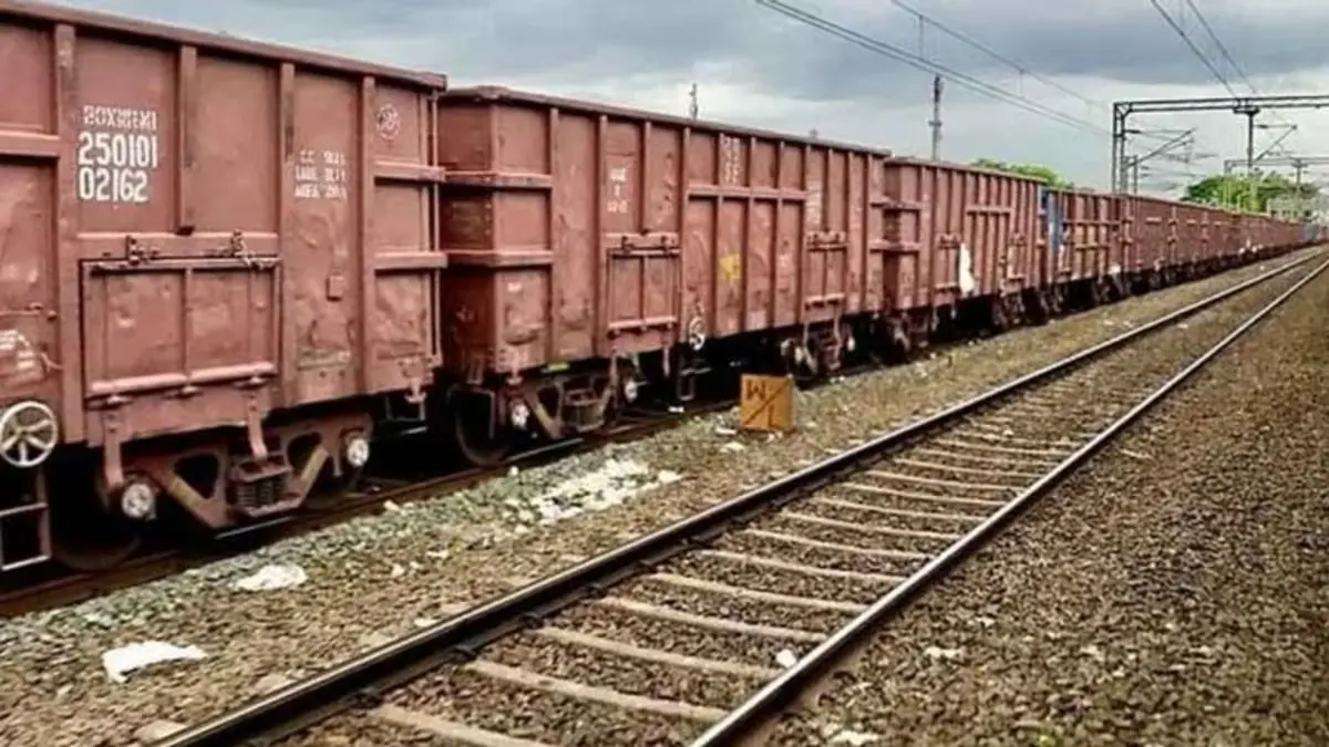 CG NEWS : शिक्षक ने मालगाड़ी के सामने कूदकर की आत्महत्या, क्षत-विक्षत हालत में मिली लाश