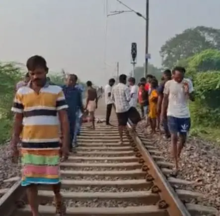 Durg News : इयरफोन लगाकर रेलवे ट्रैक पार कर रहा था युवक, ट्रेन से कटकर मौत 