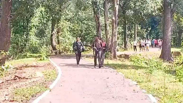 CG Breaking : कांकेर में 18 हथियारों के साथ 21 नक्सलियों ने किया आत्मसमर्पण