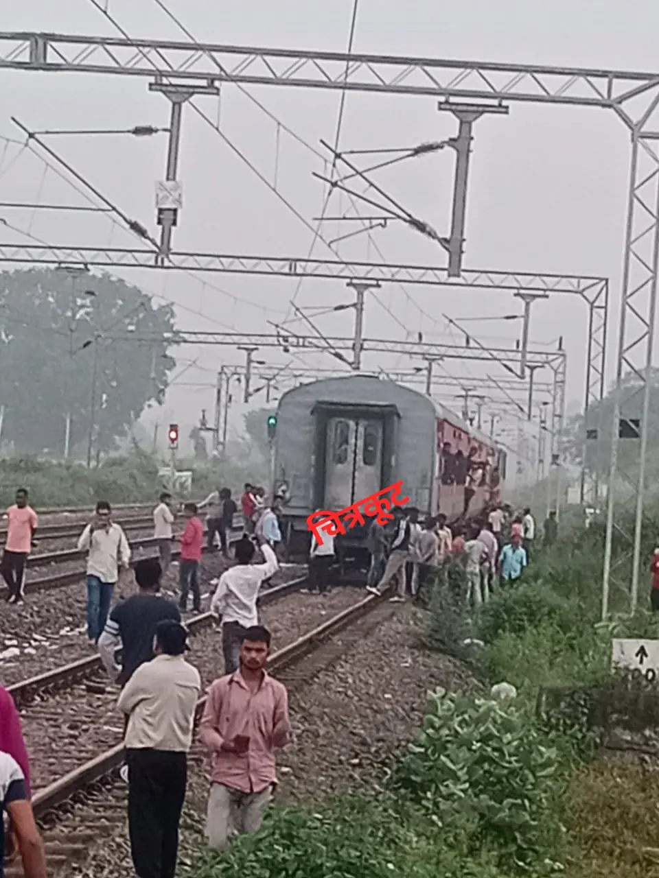 चलती ट्रेन के तीन कोच अलग होने से मची अफरा-तफरी, बड़ा हादसा टला