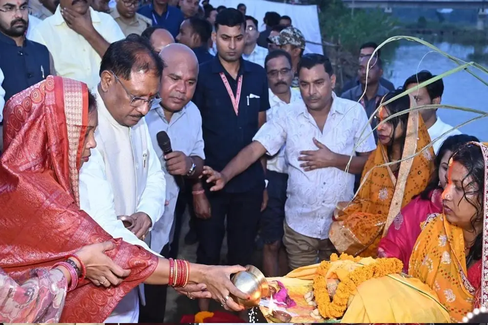 Chhattisgarh : सीएम साय ने दुलदुला छठ घाट में सूर्य को दिया अर्घ्य: प्रदेश की सुख-समृद्धि और खुशहाली की कामना की