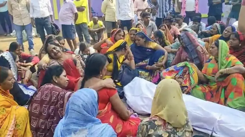 CG NEWS : कैप्सूल वाहन की टक्कर से ट्यूशन जा रहे एक छात्र की मौत, दूसरे की हालत गंभीर, ग्रामीणों ने किया चक्काजाम