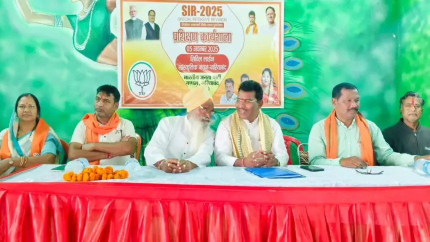 गरियाबंद में भाजपा की SIR कार्यशाला में उमड़ा जनसैलाब, मतदाता सूची सुधार पर हुआ मंथन ,विधायक रोहित साहू बोले सही मतदाता सूची पर ही टिकी है लोकतंत्र की नींव”