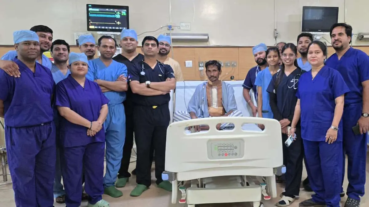 Chhattisgarh : फेफड़ों को चीरते हार्ट के अंदर लगी बुलेट, अम्बेडकर अस्पताल के डॉक्टरों ने ओपन हार्ट सर्जरी कर निकाली गोली
