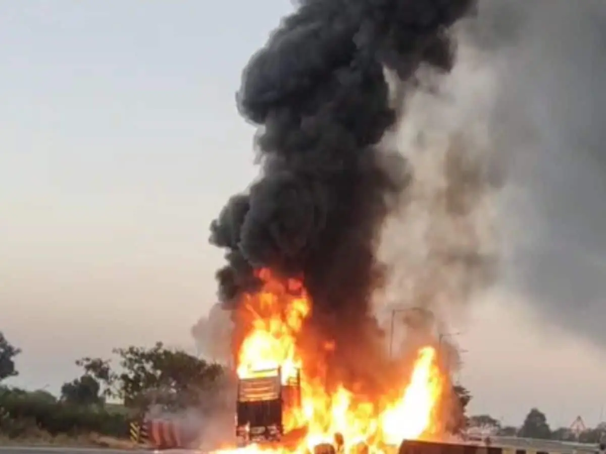 CG News : मक्के से भरी ट्रक में लगी आग, चलती ट्रक से कूदा ड्राइवर 