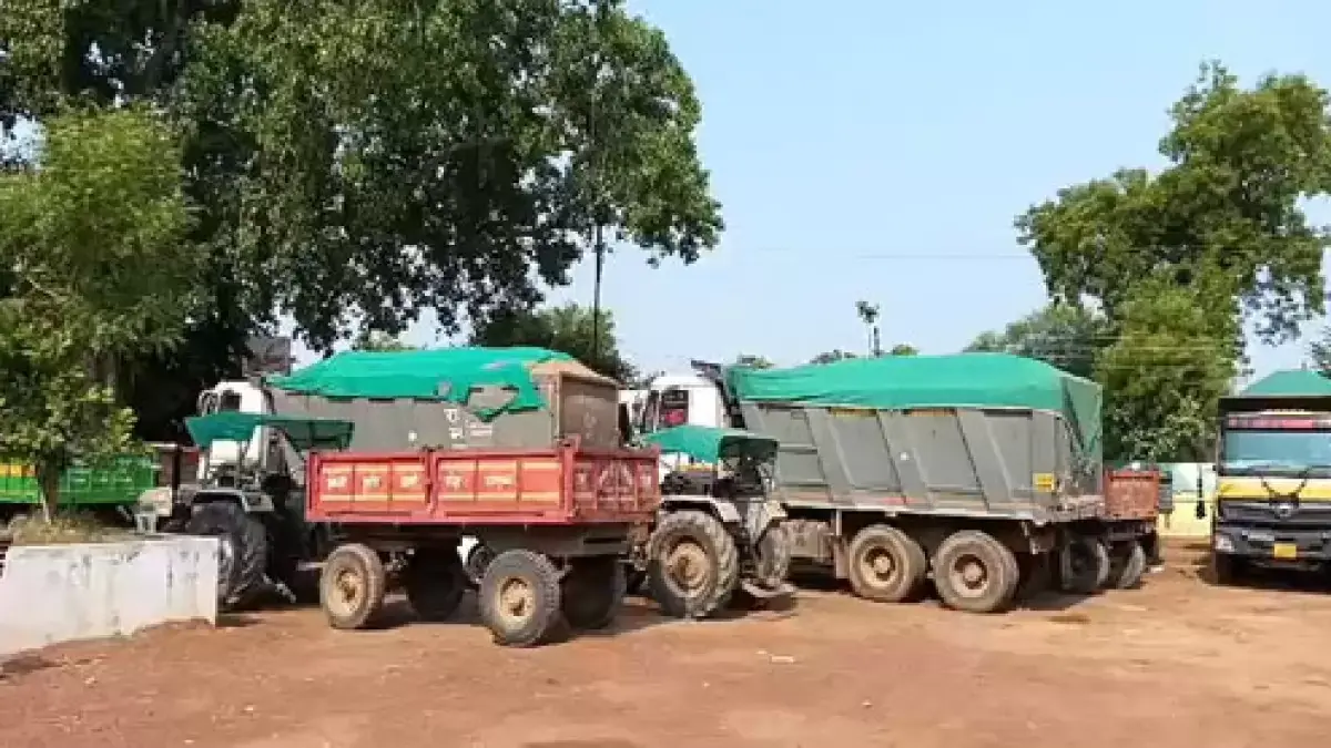 CG NEWS: राजिम में अवैध रेत उत्खनन पर बड़ी कार्रवाई, 11 हाइवा जब्त—माफियाओं ने मशीनें जिला सीमा पार भगाईं