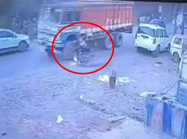 CG BREAKING : तेज रफ्तार हाइवा की टक्कर से बाइक सवार युवक – युवती की मौत, एक युवती की हालत गंभीर