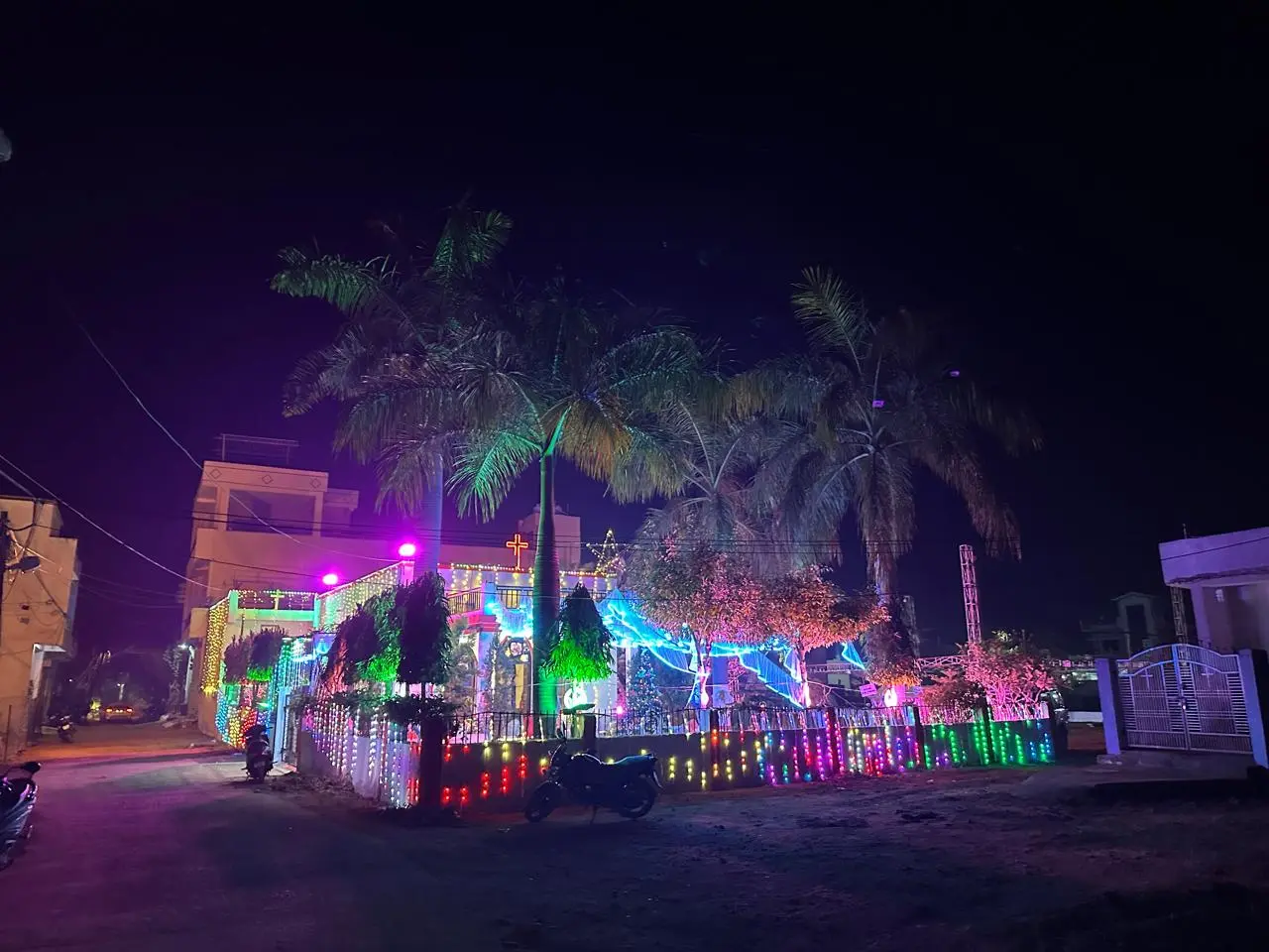 रात 12 बजते ही होगा यीशु का जन्म, रोशनी से जगमगाए गिरजाघर