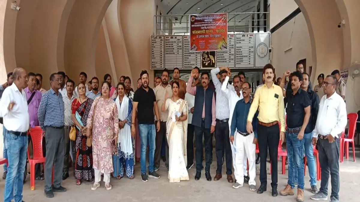 CG News : छत्तीसगढ़ में साढ़े पांच लाख कर्मचारियों का एलान-ए-जंग, सरकार पर सीधा दबाव…. सरकारी कामकाज ठप