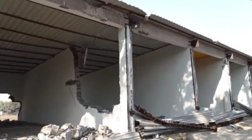 CG News : शिवरीनारायण में गुंडागर्दी, जेसीबी से जबरन तोड़ा 40 लाख का घर-दुकान