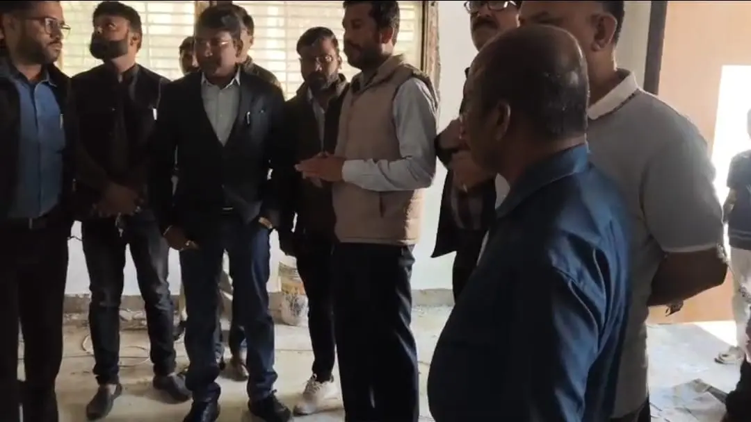 प्रेस क्लब के अधूरे काम पर नई टीम नाराज, कमिश्नर को साथ ले जाकर दिखाया हाल, 15 दिन में निर्माण कार्य पूरा कराने रखी बात 