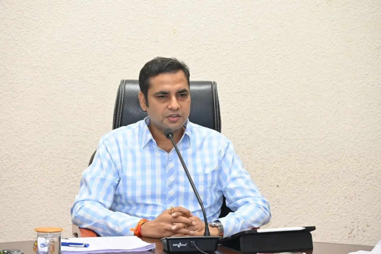 सात अवैध कॉलोनाइजर के खिलाफ एफआईआर दर्ज कराने कलेक्टर ने दिये निर्देश.