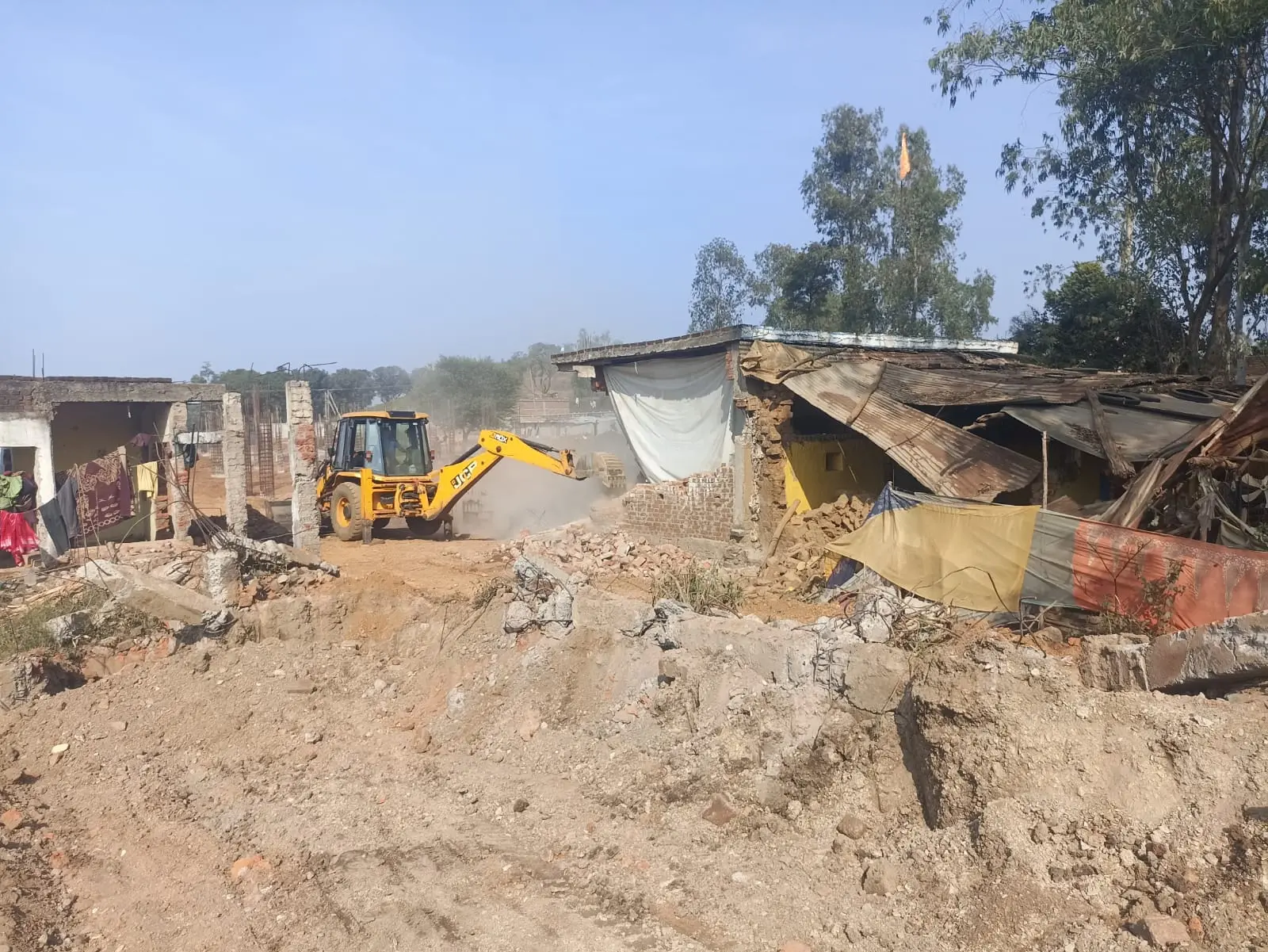 शासकीय पट्टे पर बने पीएम आवास को तोड़ दिया प्रशासन मझौली पोंडी कला का मामला