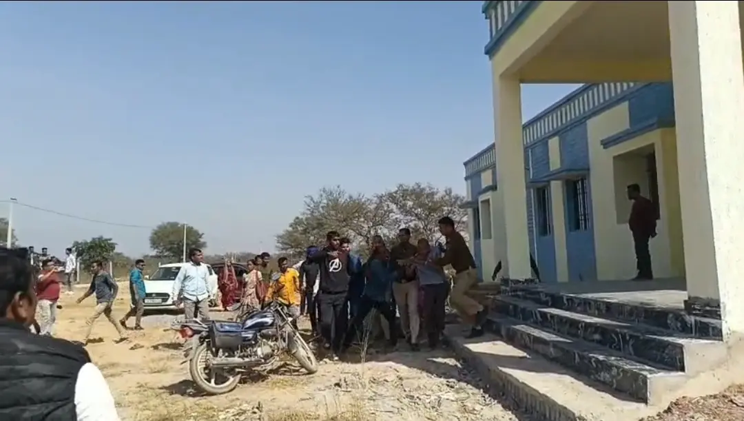 CG Video : शिक्षा के मंदिर में गुंडागर्दी, कॉलेज कैंपस में प्रोफेसरों को दौड़ा-दौड़ाकर पीटा, वीडियो वायरल