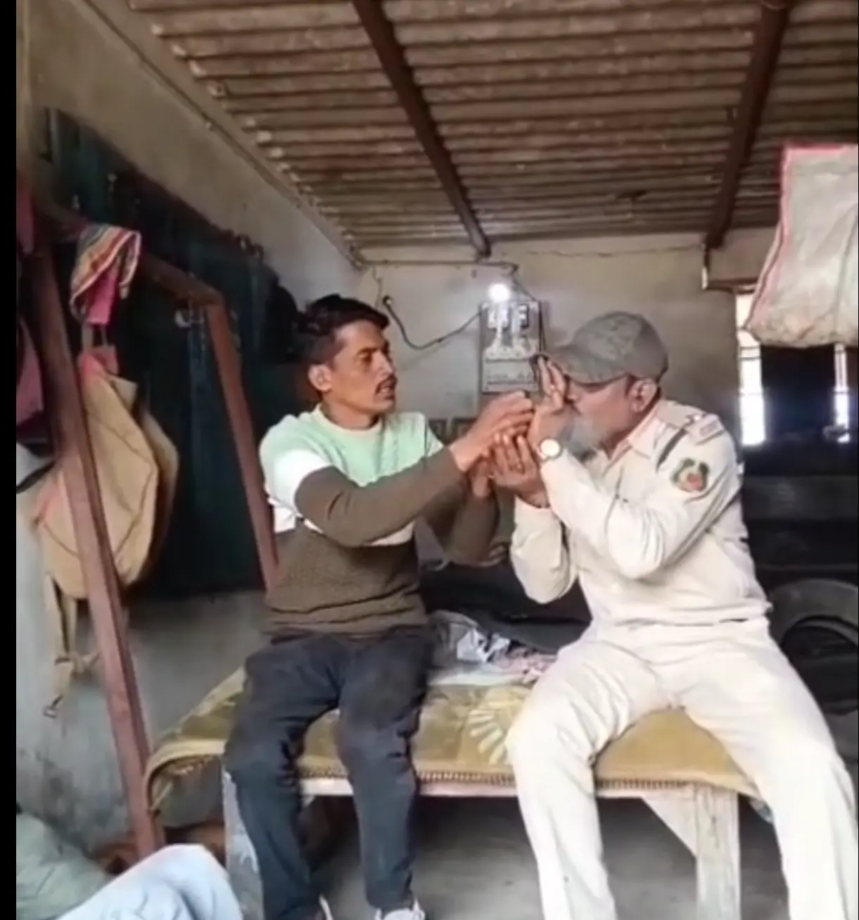 CG Video : छत्तीसगढ़ में खाकी शर्मसार; वर्दी में वनपाल का नशे का खेल, चिलम फूंकते VIDEO वायरल