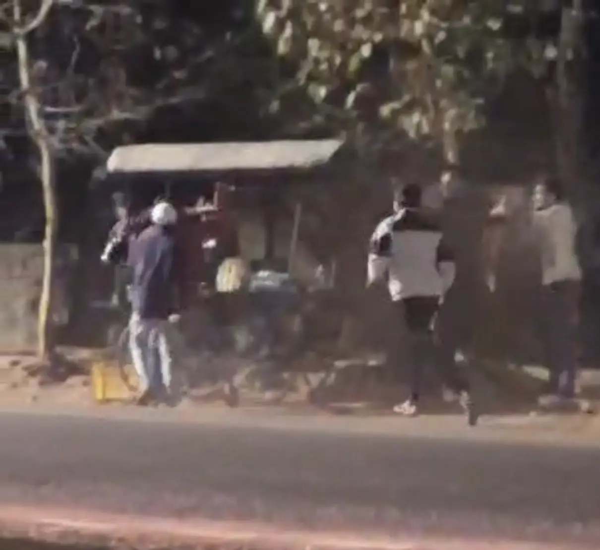 CG VIDEO : दो गुटों के बीच खूनी संघर्ष, जमकर चले पत्थर, वीडियो वायरल