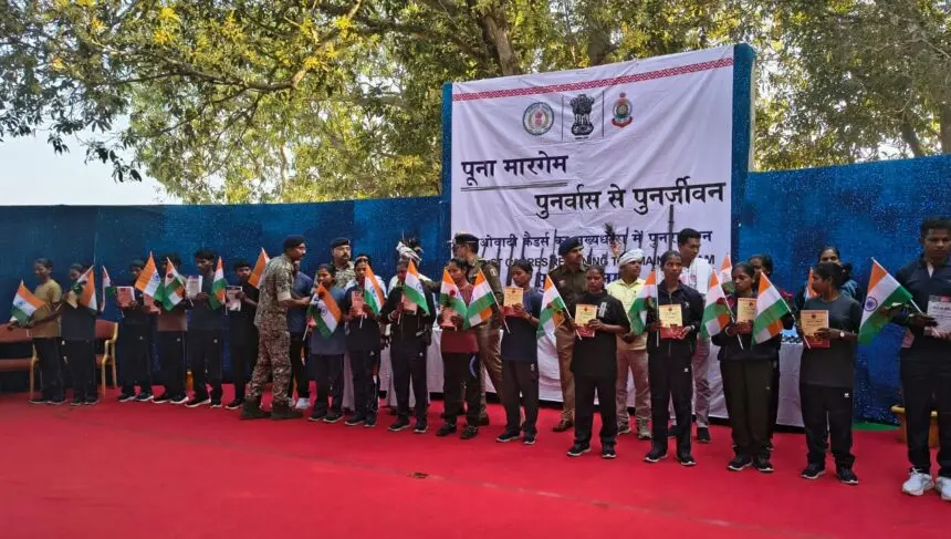 21 Naxalites surrendered : अमित शाह के दौरे से पहले सुकमा में टूटी नक्सलवाद की कमर, 76 लाख के इनामी 21 खूंखार माओवादियों ने डाले हथियार