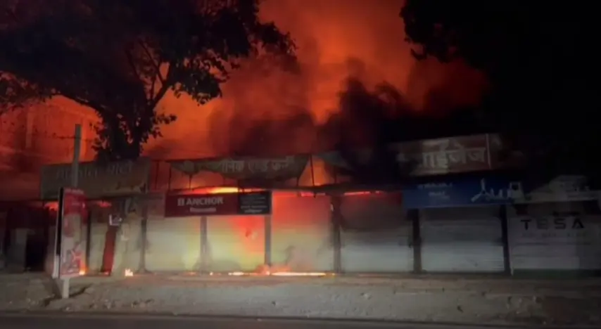 CG Breaking : भीषण अग्निकांड में कई दुकानें जलकर खाक, आसमान में छाया काले धुएं का गुबार