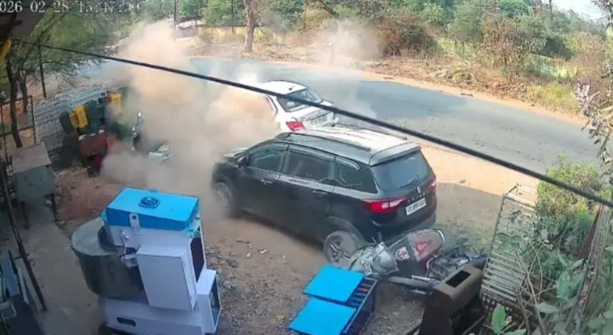 न्यायधानी मस्तूरी मार्ग पर बेकाबू कार का कहर नाबालिग ने खड़ी गाड़ी को मारी जोरदार टक्कर