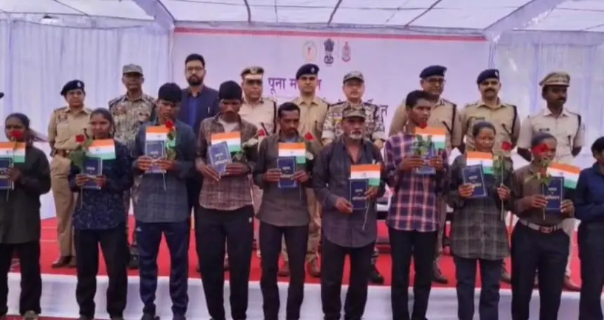 CG Breaking : 73 लाख के इनामी 15 नक्सलियों ने किया सरेंडर, 9 महिलाएं भी शामिल; AK-47 और इंसास जैसे घातक हथियार सौंपे