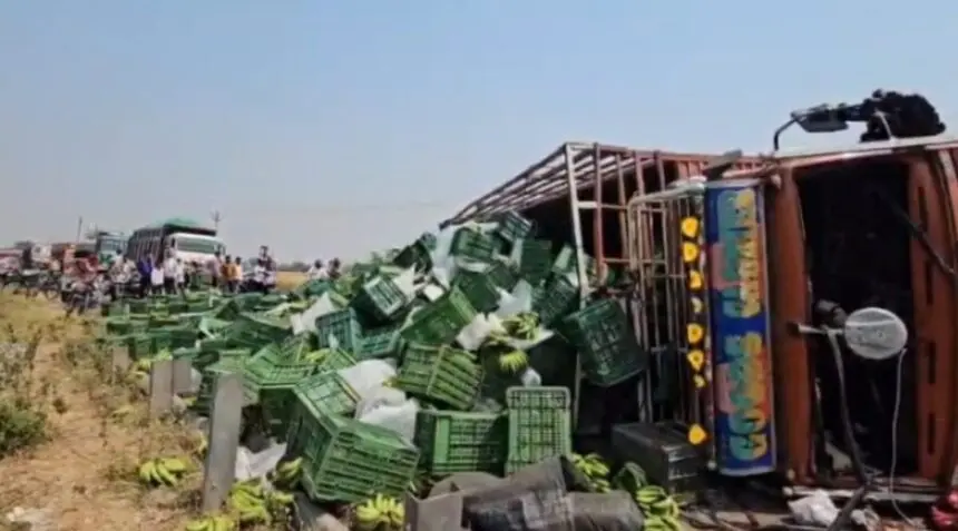 CG NEWS : अचानक टायर फटने से सड़क पर पलटा केला लदा माजदा, वाहनों की थमी रफ्तार, लगी लंबी कतार