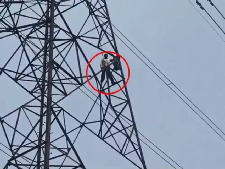 RAIPUR NEWS : हाईटेंशन बिजली के टावर पर चढ़ा ग्रामीण, जमीन कब्जा करने का लगाया आरोप, लाउडस्पीकर लेकर पहुंचे प्रशासन के अधिकारी