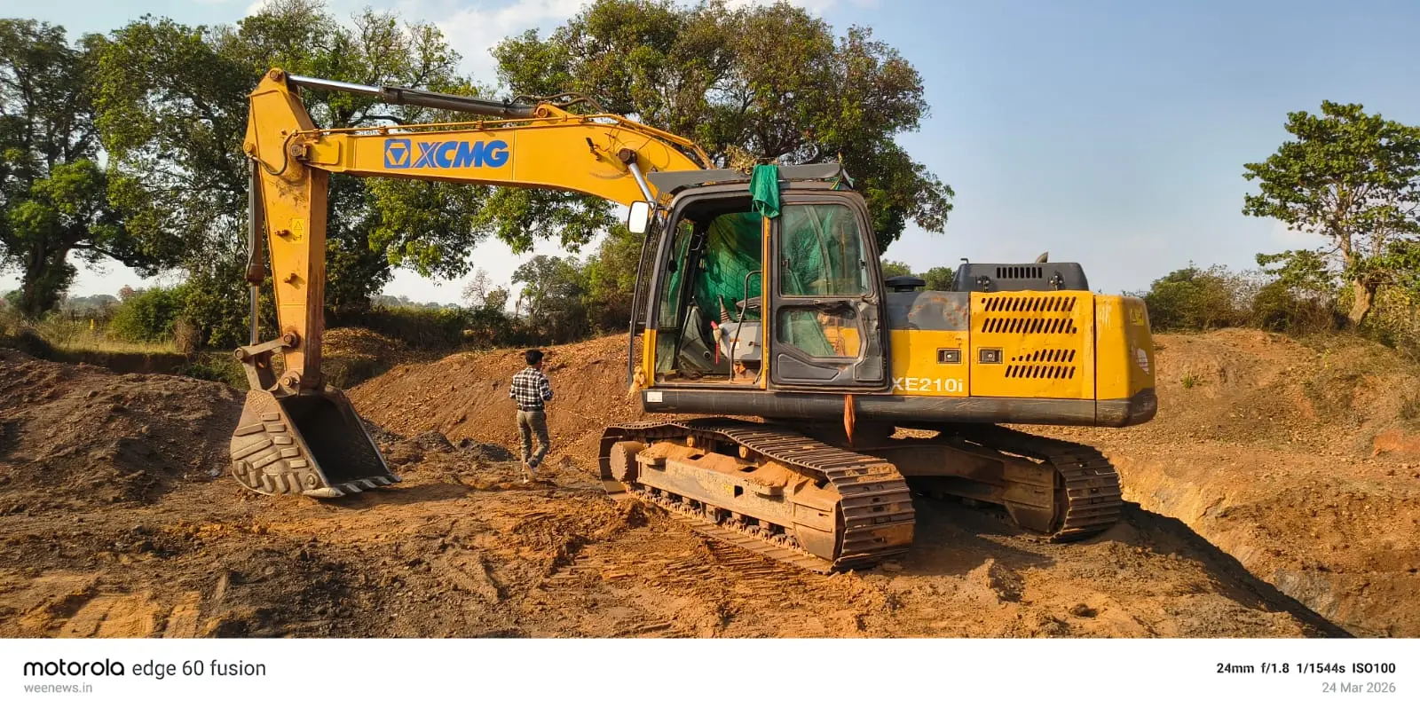 राजस्व विभाग की लापरवाही से फल-फूल रहा अवैध खनन का खेल गिदुरहा में तालाब की आड़ में आयरन ओर की खुदाई, दूसरा हाइवा अब भी पकड़ से दूर