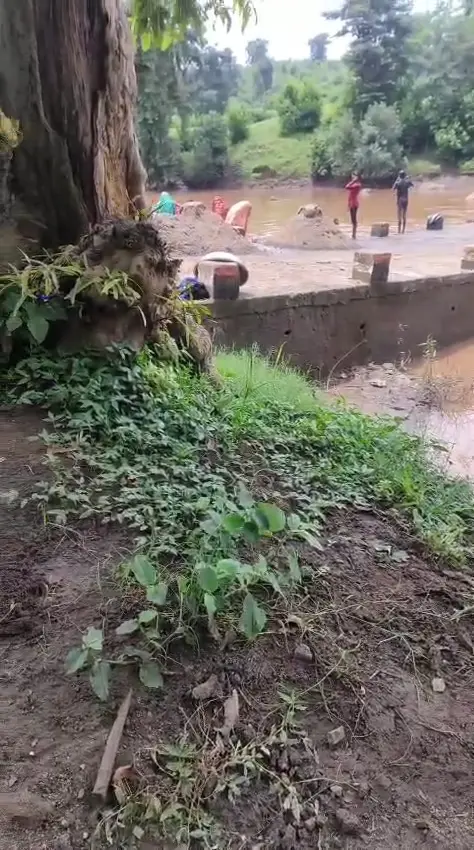 हिरन नदी में रेत माफियाओं का तांडव, अवैध उत्खनन से सरकार को भारी चपत बिना स्वीकृति दर्जनों घाटों से बोट लगाकर निकाली जा रही रेत, प्रशासन बना मूकदर्शक