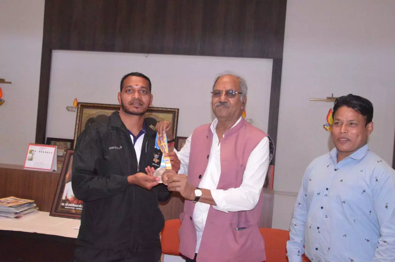 नेशनल ब्रॉन्ज़ मेडल विजेता पहलवान मनोज साहू ने सांसद बृजमोहन अग्रवाल से की मुलाकात