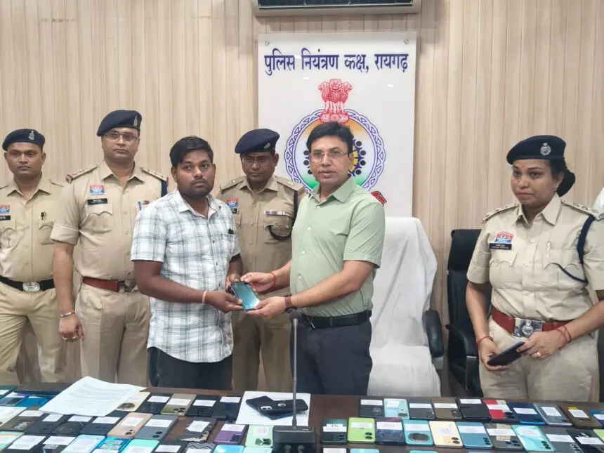 CG NEWS : पुलिस ने 128 गुम-चोरी मोबाइल रिकवर कर मालिकों को लौटाए, स्वामियों के चेहरों पर लौटी मुस्कान