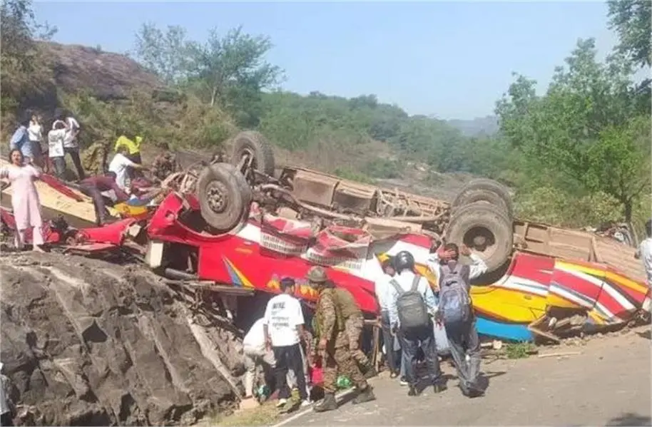 Jammu and Kashmir accident : भीषण बस हादसे में 16 लोगों की मौत, मची चीख पुकार 